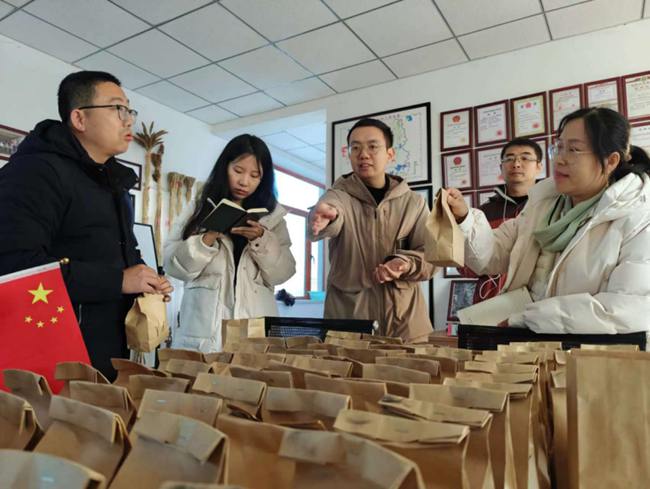 马巍向人民日报记者介绍他最心爱的种子们