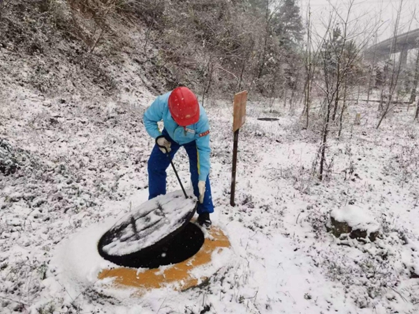 工作人员雪天巡检管道设备设施。罗昕怡摄