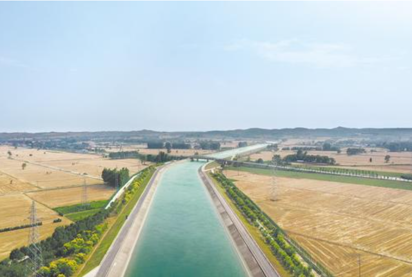 今年6月，南水北调中线河北段泜河退水闸向泜河实施生态补水现场。 河北日报记者苑立立摄