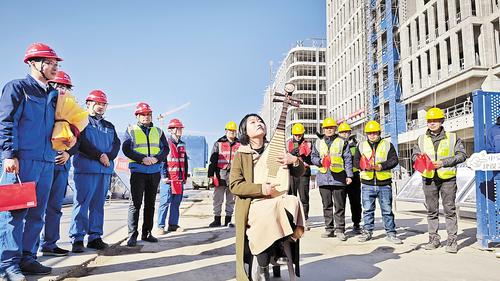 1月6日，由雄安新区宣传网信局主办的“花式慰问建设者”活动在雄安新区举行。图为文艺志愿者在中交雄安未来科创城项目部进行慰问演出。河北日报记者 曹 铮摄