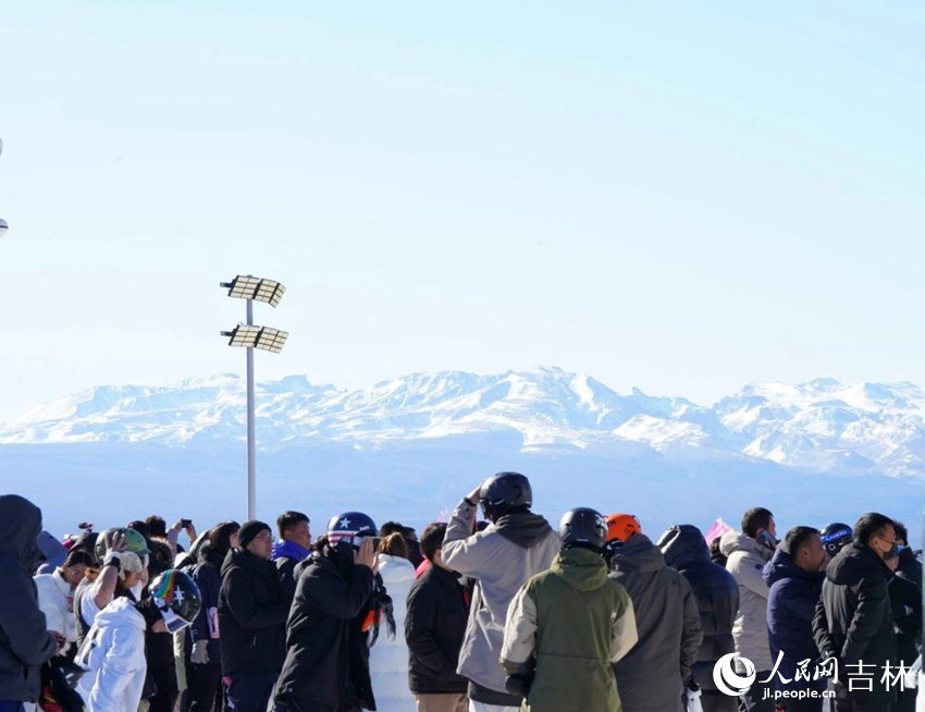 长白山和平滑雪场游人如织。人民网记者 李洋摄