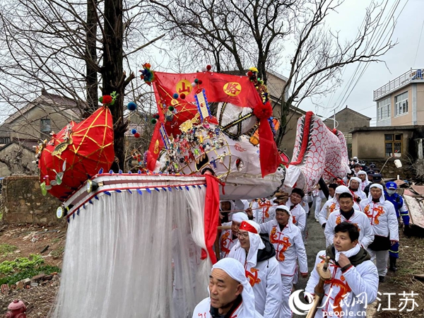 骆山大龙进村巡山送祝福。人民网 王丹丹摄