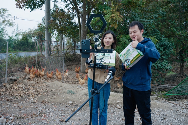 青年志愿者协助农户开展农产品直播带货。江都烟草供图