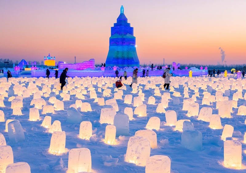 2024年1月12日，游客在第三届呼和浩特欢乐冰雪节活动现场欣赏冰雕。丁根厚摄