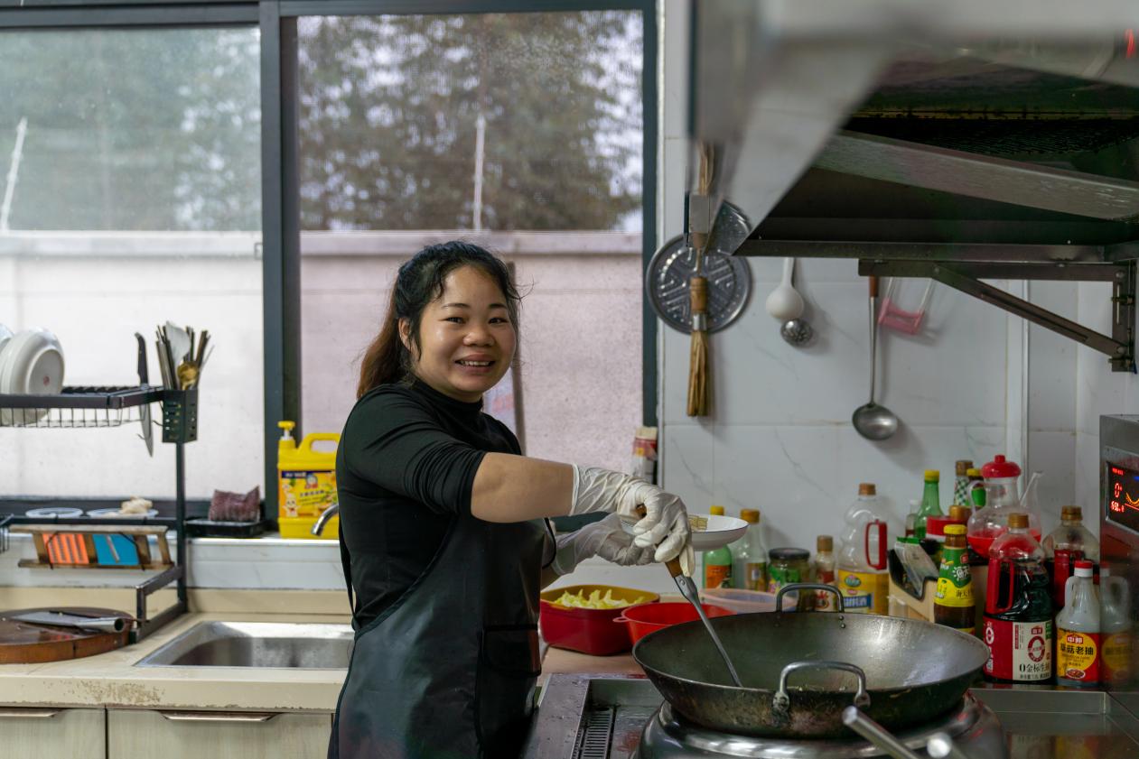 王彩连正在为项目场站员工准备晚餐。程林摄