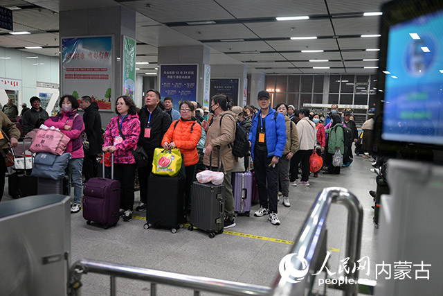 准备乘坐Y403旅游专列的乘客正在候车。李振鹏摄