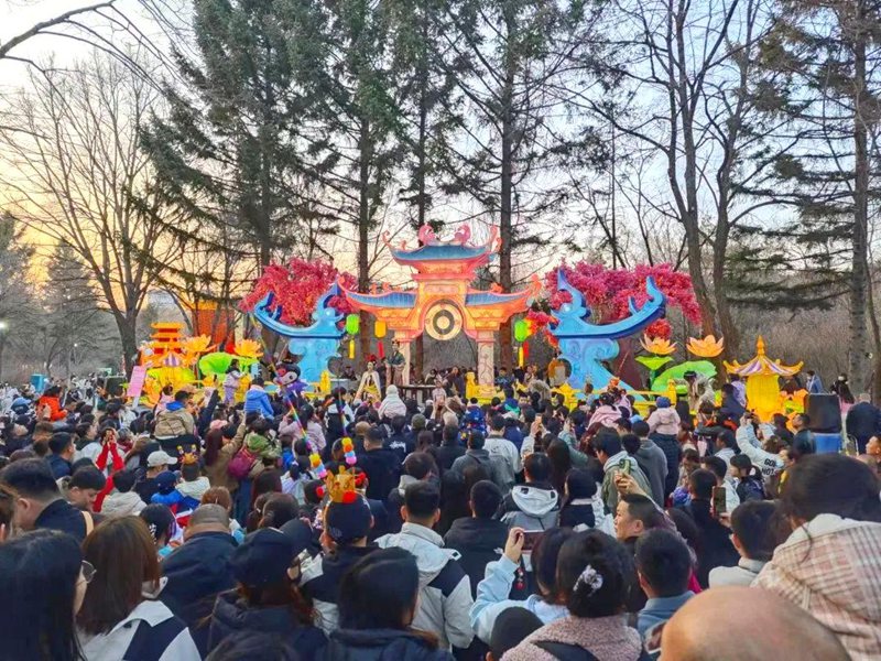 游客打卡长春市动植物公园《西游记》主题夜游项目