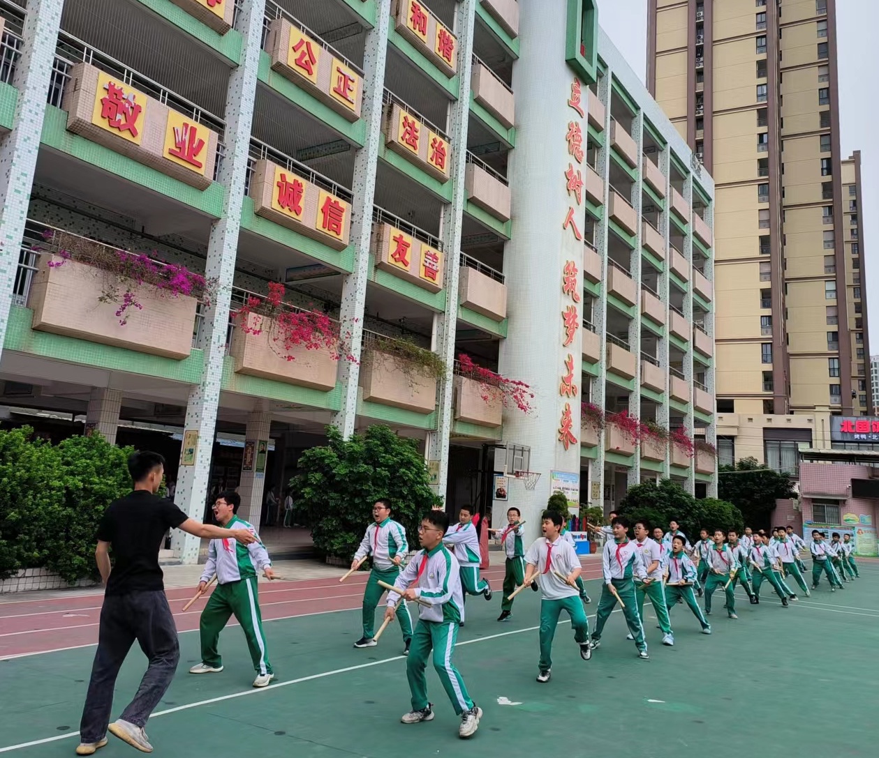 英歌舞强烈的锣鼓节奏，叱咤风云的吆喝声，动作舒展、轻盈、流畅，步伐矫健有劲，错落交替，气势磅礴。汕头市潮阳区文光镇一小学供图