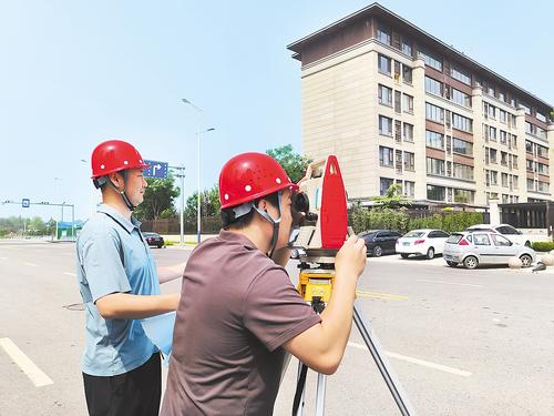 近日，邢台市自然资源和规划局的测绘工作人员在邢台市开展“多测合一”项目。苏志超摄