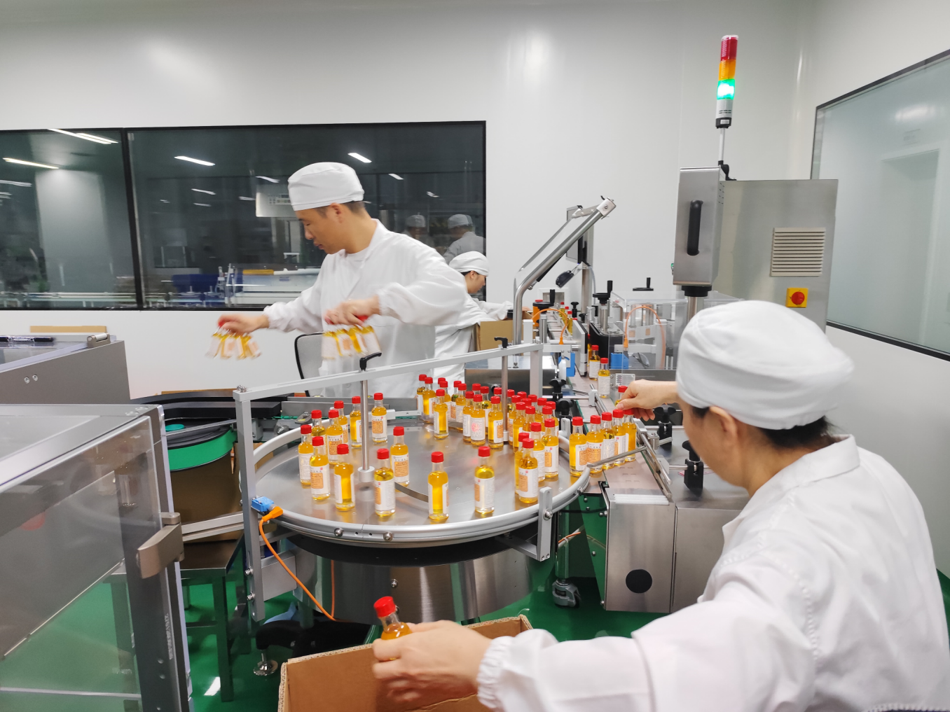 在横琴生产的传统外用中药制剂“香松通络油”。图片来源：横琴粤澳深度合作区商事服务局