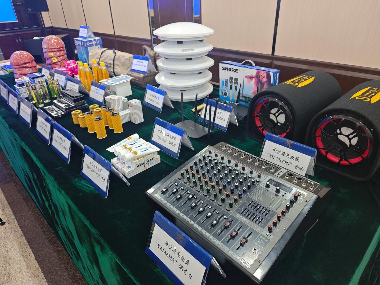 广州海关查获的涉嫌侵犯商标专用权的 10余种侵权商品。人民网 朴馨语摄