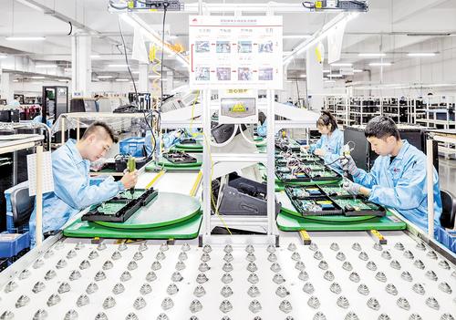 近日，秦皇岛泰和安科技有限公司工人在生产线上有序工作。 本报记者 赵 杰摄