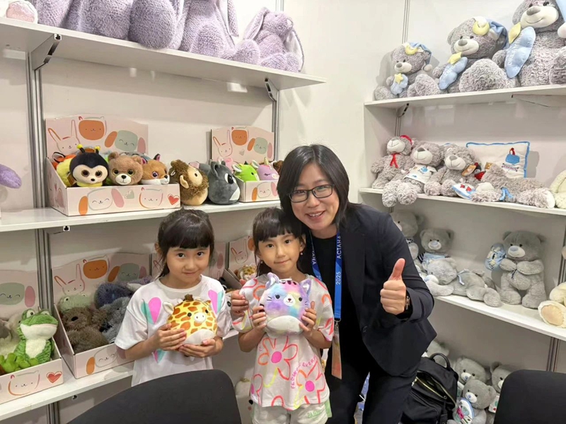 首届江苏（阿斯塔纳）进出口商品展览会上，中国孕婴童用品企业“抱团出海”。企方供图