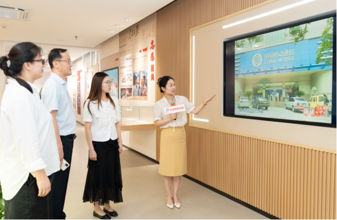 “张闻明”志愿服务展示交流中心开展的志愿讲解。江苏移动供图