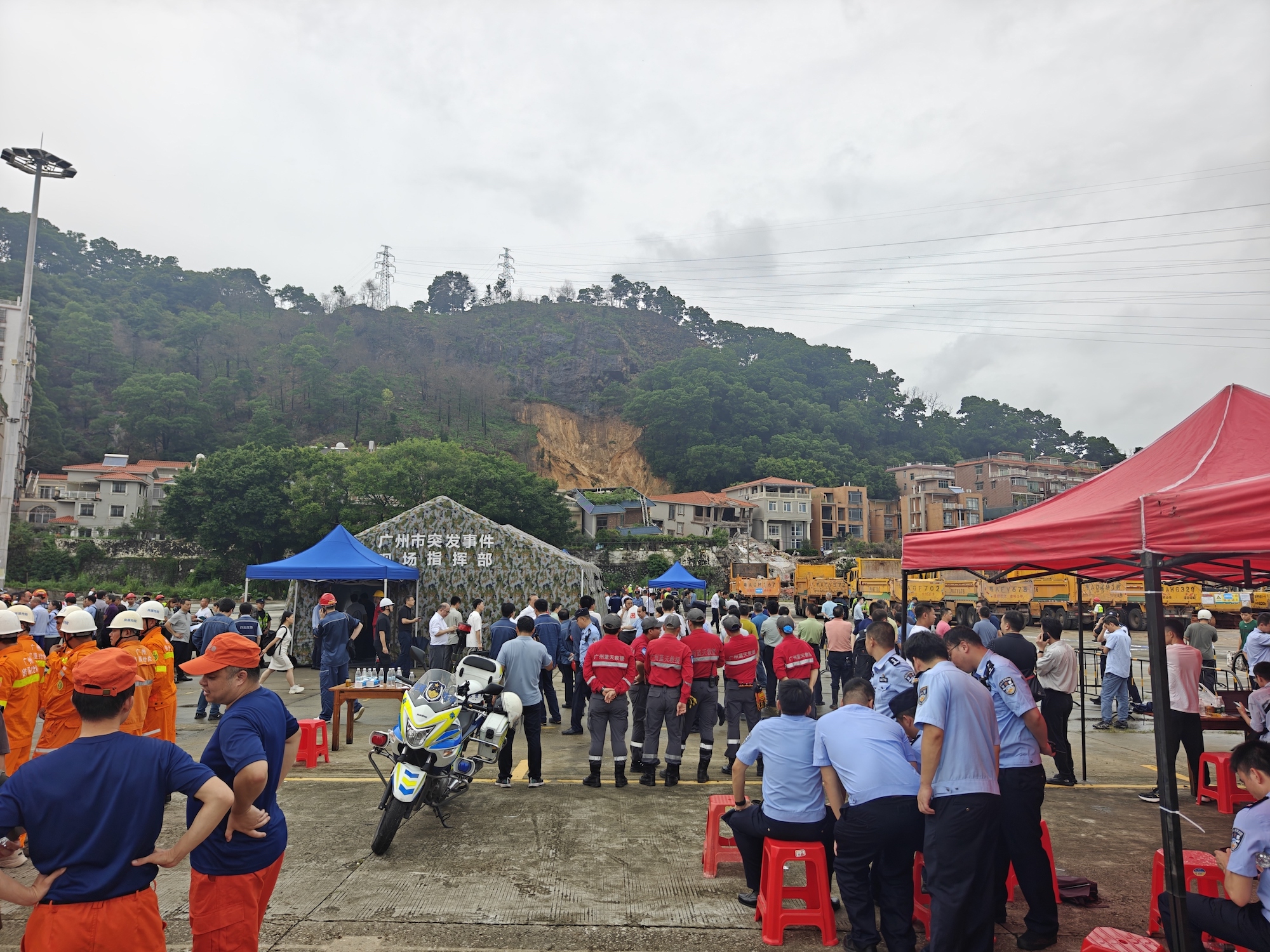 8月6日，广州白云山体滑坡救援现场。人民网 王雅蝶摄