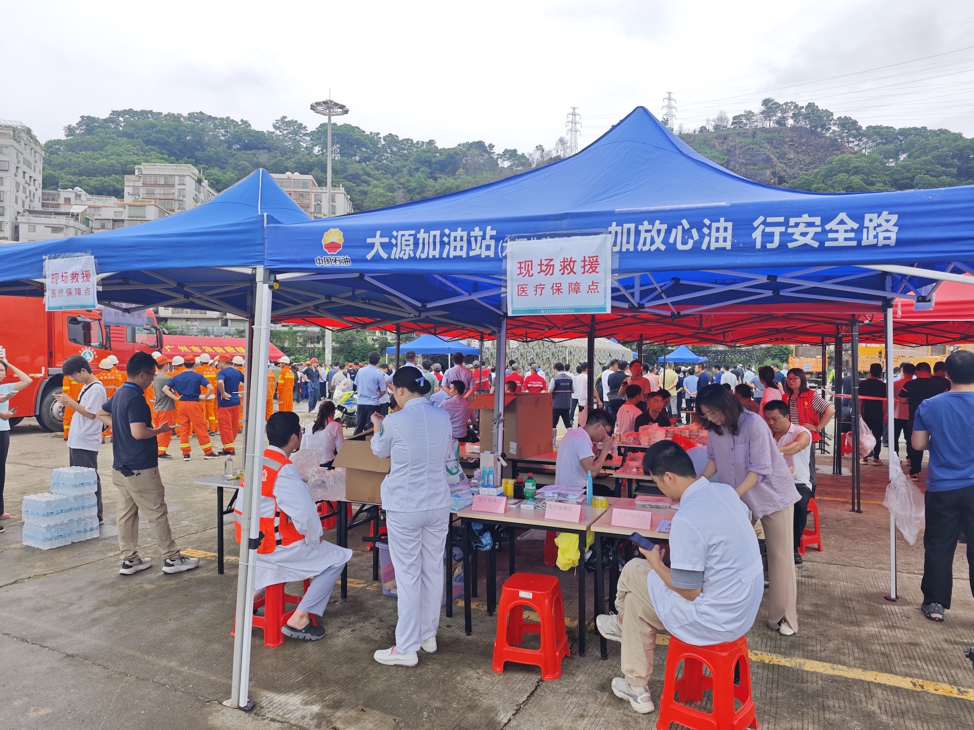 8月6日，广州白云山体滑坡救援现场，设立医疗保障点。实习生 陈星摄