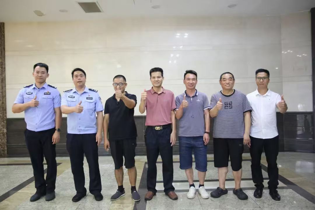 8月6日下午，李先生（左三）来到东莞塘厦镇感谢救援他的好心人。塘厦公安供图