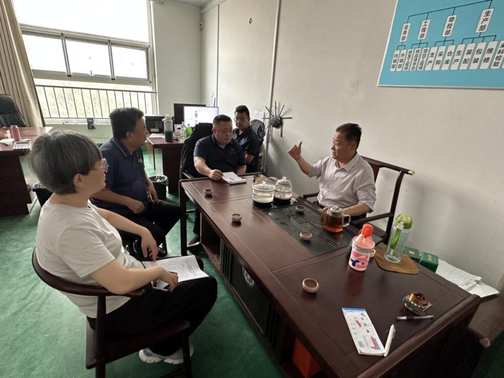 大名县行政审批局工作人员到企业提供上门帮办服务。刘小谢摄