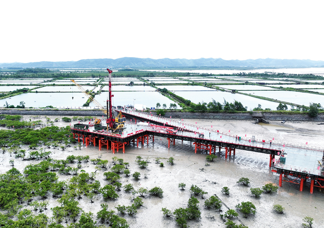 合湛高铁铁山港跨海特大桥首个海上桥墩桩基动工开钻。陈磊摄