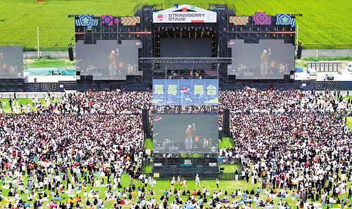 8月23日，2025石家庄草莓音乐节在鹿泉区北国之星演艺基地举办，图为演出现场。 本报记者 史晟全摄