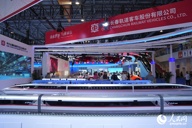 本届博览会“现代化产业馆”上展示的高铁列车。人民网记者 李洋摄