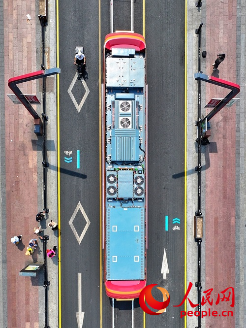 5月29日，由中车长客制造的氢能源文旅有轨列车“氢春号”在长春街头亮相。人民网记者 李洋摄