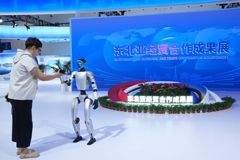 娓稿㈠湪涓滃寳浜氱粡璐稿悎浣滄垚鏋滃睍涓婁笌鏈哄櫒浜烘彙鎵嬨備汉姘戠綉璁拌 鏉庢磱鎽