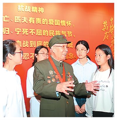 抗联老兵和大学生一起高唱《露营之歌》。姚振锋摄