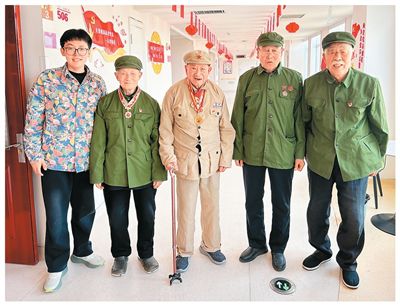 史云鹏（左一）和4名老兵合影。肥城市委宣传部供图