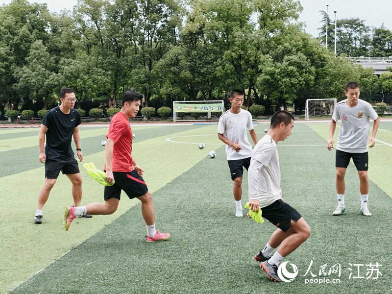 6月27日，“苏超”南京队球员李加俊回母校与校队球员一起进行“抢圈”训练。 人民网 鞠峰摄
