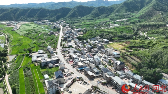 温泉村航拍。人民网记者 李兆民摄