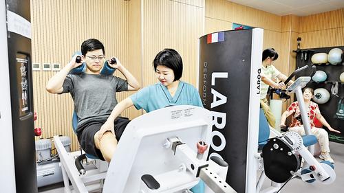 8月26日，在北京大学第三医院崇礼院区康复训练大厅，患者进行康复训练。 本组图片由本报记者郭晓通摄