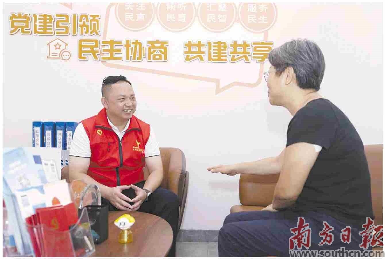 退役军人李荣飞成立的“飞哥调解室”是东莞松山湖首个个人调解品牌工作室。南方日报记者 张冠军摄