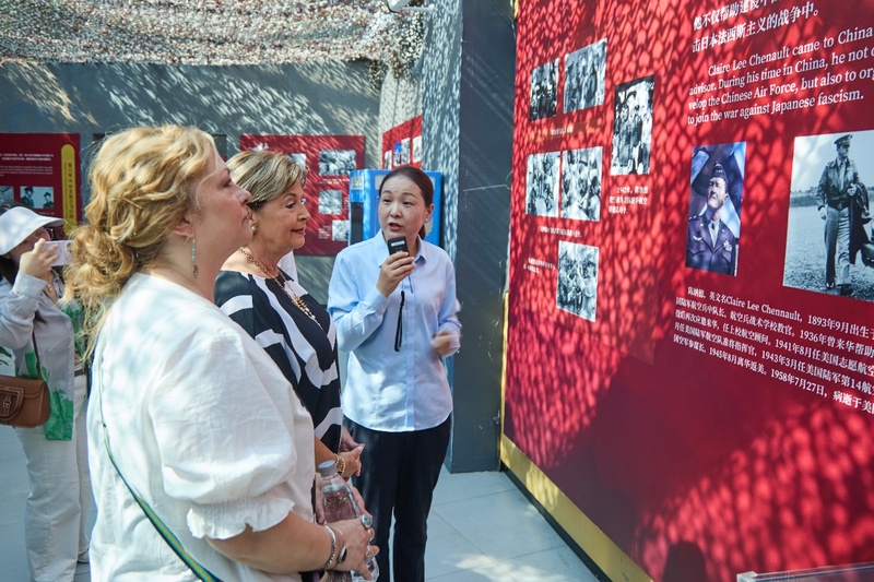美国飞虎队创始人陈纳德将军外孙女嘉兰蕙及重外孙女罗宾斯在参观“同盟作战 记忆永恒——美国援华历史专篇”展厅