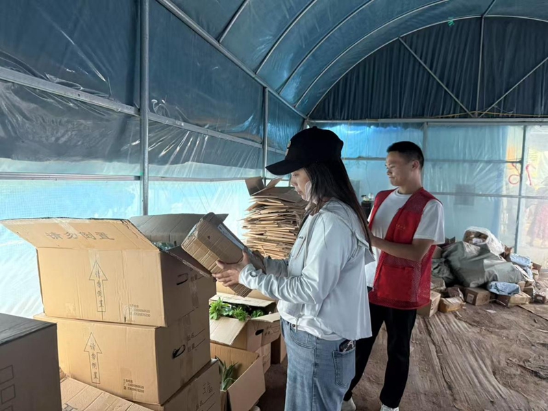 当地沭河社区人员常态化巡查花木电商“诚信标签”使用情况。丁绪宽摄