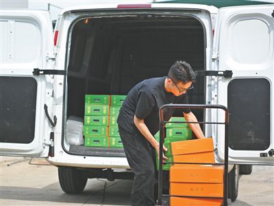 图为陈月浩在搬运水蜜桃。姚玉婷摄（人民视觉）