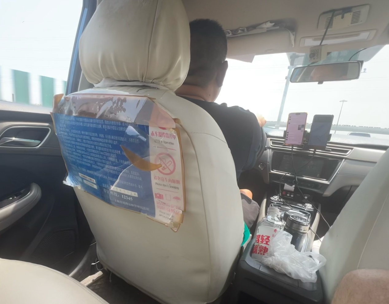 记者在调查时搭乘的出租车，卫生堪忧且有浓烈异味。马作鹏摄