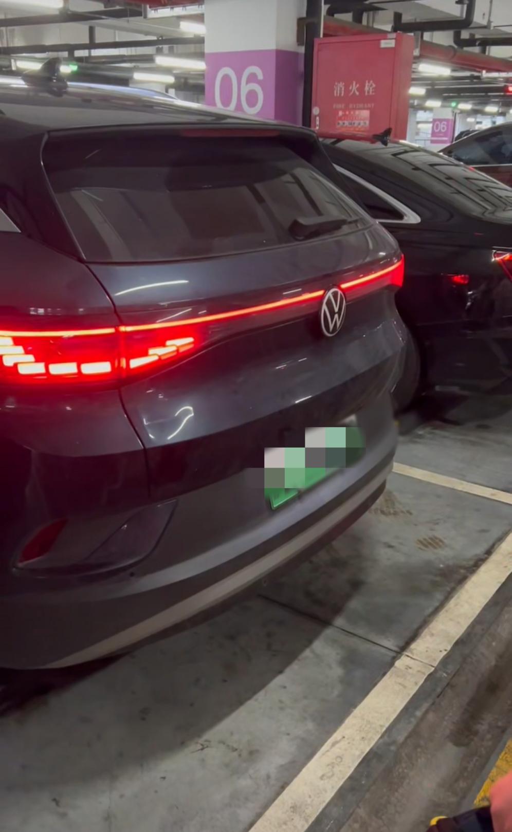 记者打到的“黑车”停在停车场内。王祎辰摄