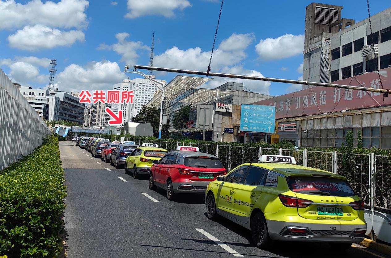 地下车库入口坡道处增设了公共厕所。唐小丽摄