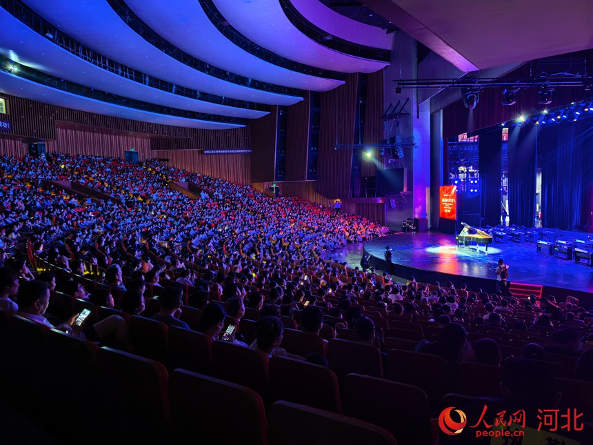 演出现场座无虚席。人民网记者 李兆明摄
