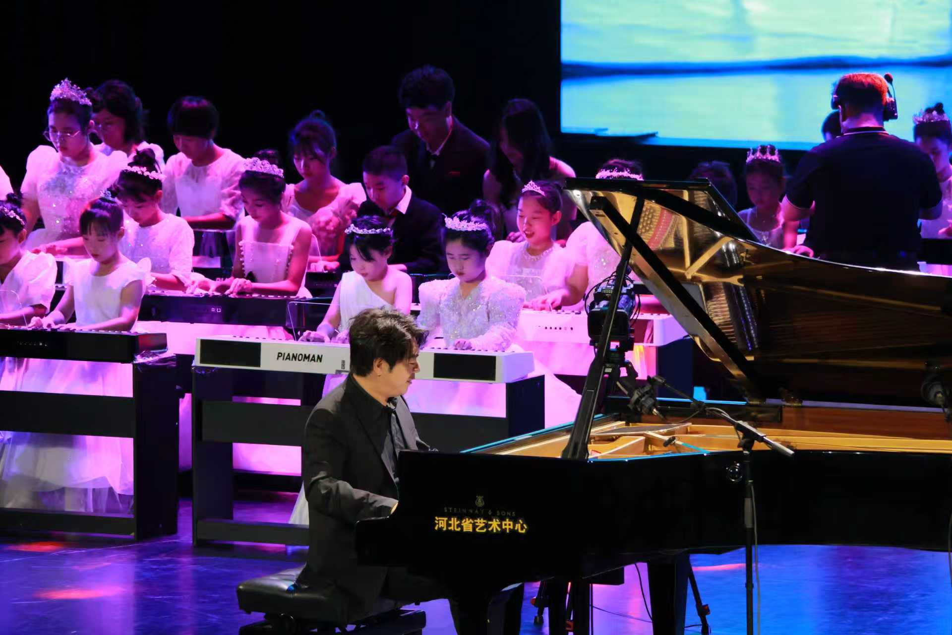 64名琴童依次走上舞台，与郎朗共同奏响经典的《拉德斯基进行曲》。人民网记者 李兆明摄