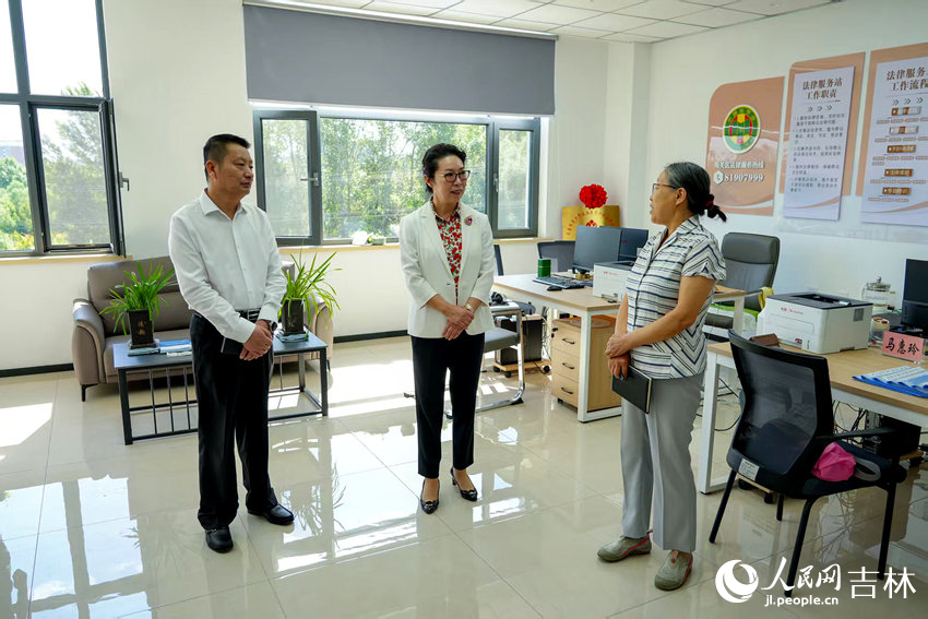 参会人员共同参观长春市青少年法治教育和权益保护中心。实习生 刘怡鸶摄