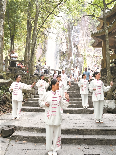 在姑婆山旅游度假区里进行体育运动的游客。