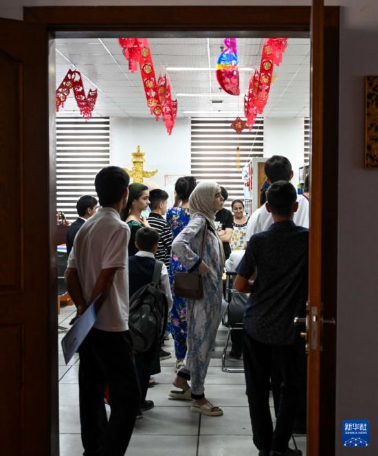 这是9月12日在塔吉克斯坦首都杜尚别的国家图书馆中国厅拍摄的中文课报名现场。新华社记者 李任滋 摄