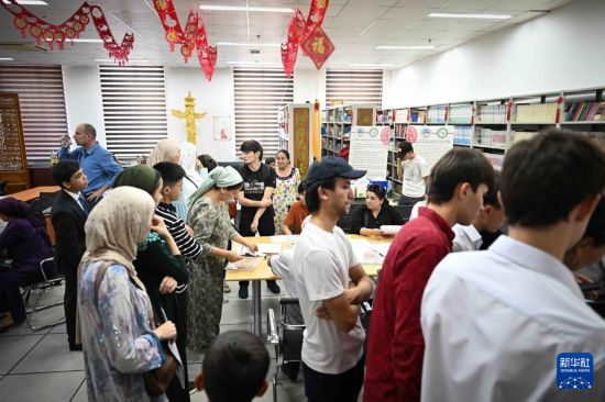 这是9月12日在塔吉克斯坦首都杜尚别的国家图书馆中国厅拍摄的中文课报名现场。新华社记者 李任滋 摄
