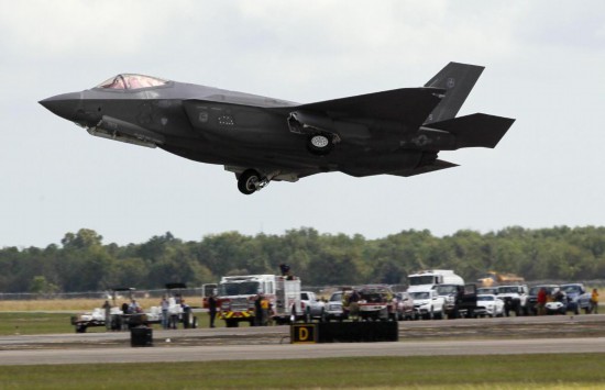 2019年10月19日，在美国休斯敦航空展上，美军F-35战斗机进行飞行表演。新华社发 （宋穹摄）