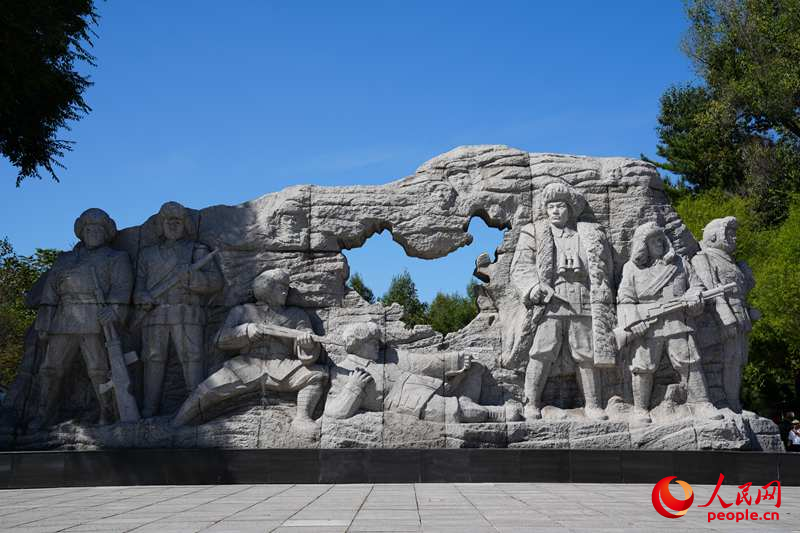 东北抗日联军纪念馆广场前的英烈雕塑。人民网记者 李洋摄