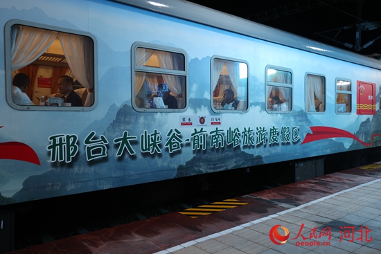 “抗大号”铁路客运列车。人民网 席彪摄
