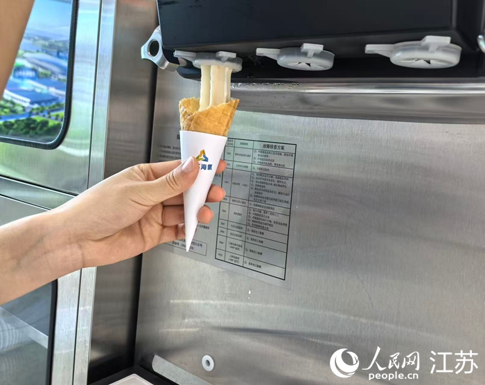 利用LNG（液化天然气）冷能运转的冰淇淋机。人民网 刘益佳摄