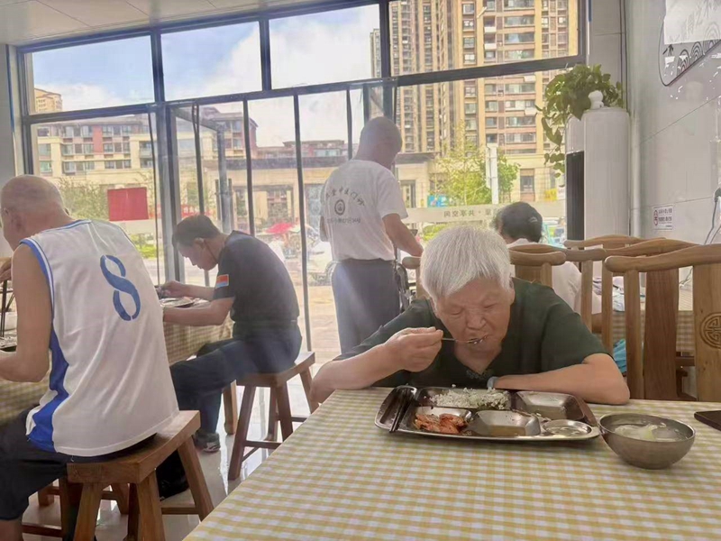 老人在社区助餐点就餐